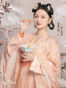 羅宜秀（ルゥォ・イーシゥ） 董思怡（ドン・スーイー）
